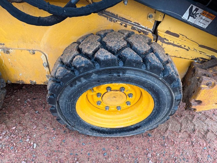 2010-deere-320d-image-7