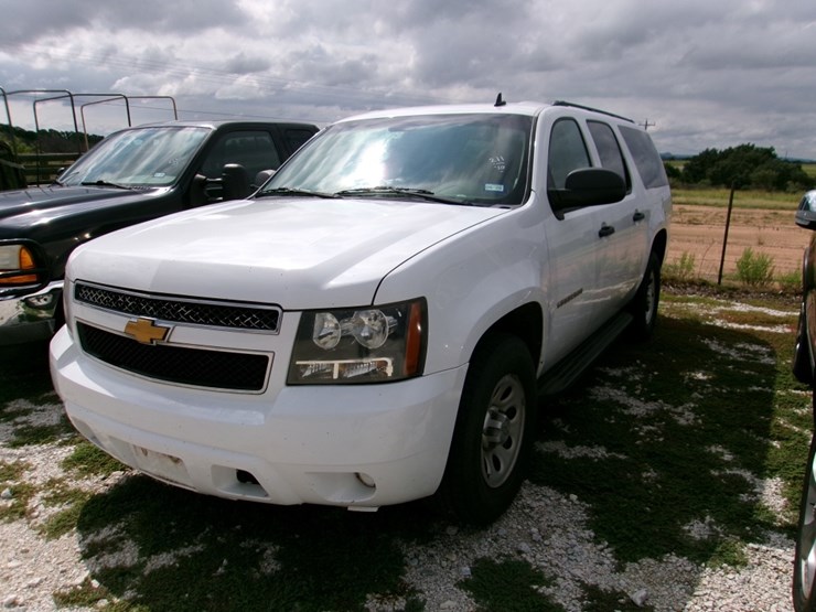 2010-chev-suburban-image-1