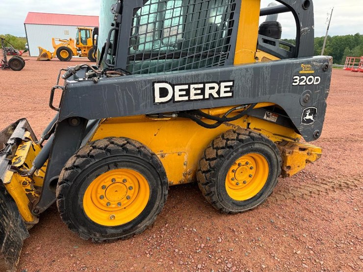 2010-deere-320d-image-9
