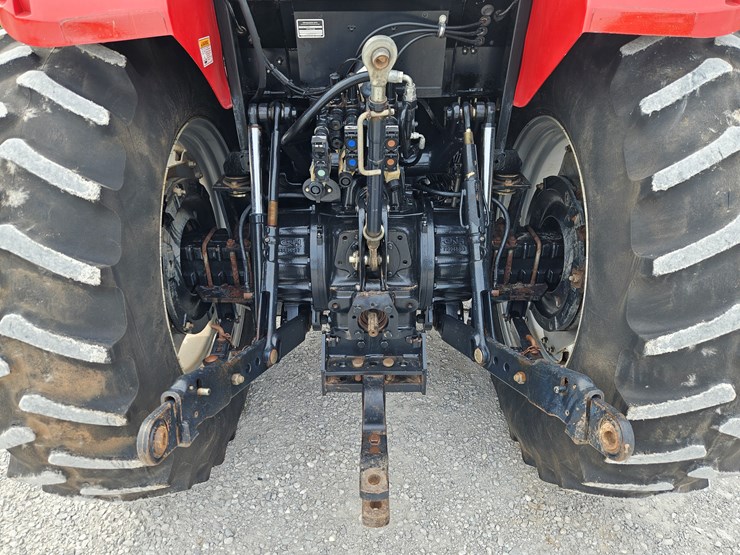 2015-case-ih-farmall-140a-image-17