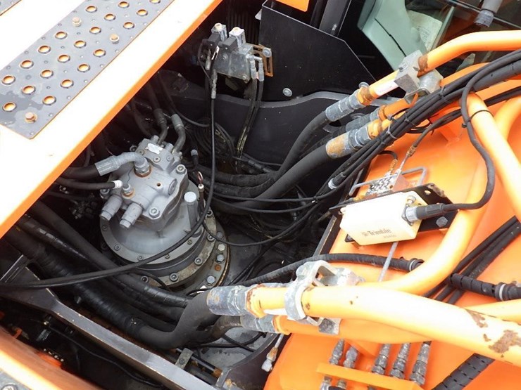 2015-hitachi-zx350lc-6n-image-24