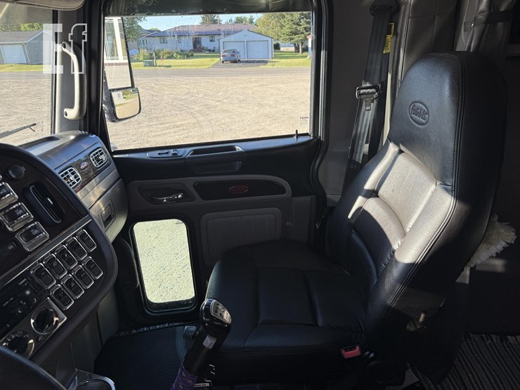 2021-peterbilt-389-image-21