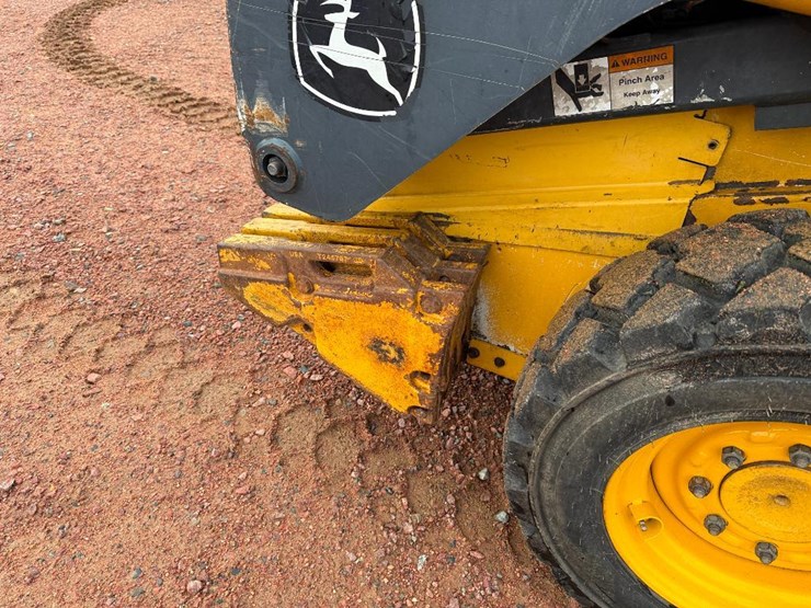 2010-deere-320d-image-22