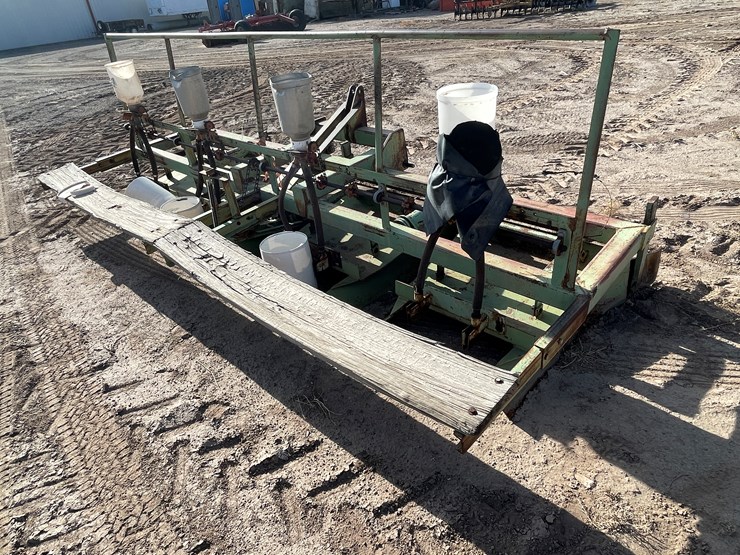 #9042-•-darbyshire-3-pt-4-row-bedding-unit-w/8-row-seed-units-image-1