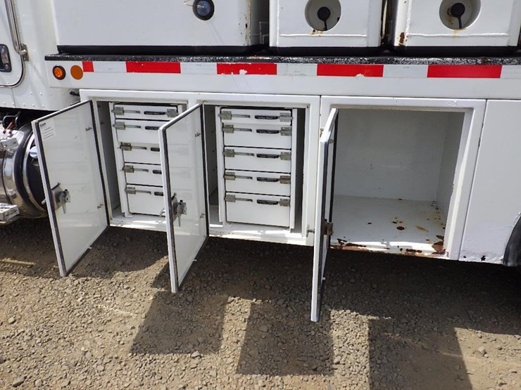 2016-peterbilt-pb337-s/a-fuel-&-lube-truck-image-8