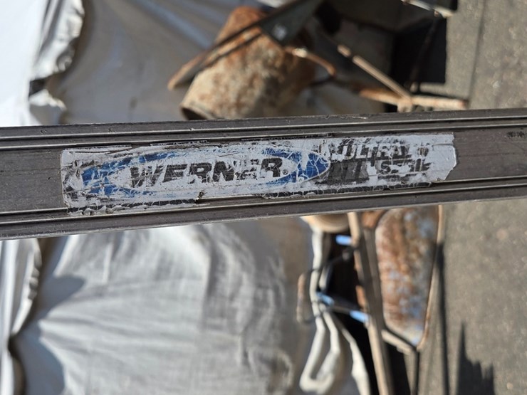 werner-16'-aluminum-step-ladder-image-3