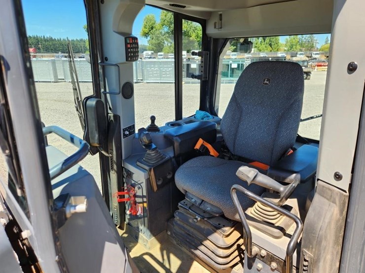 2023-deere-700l-image-38
