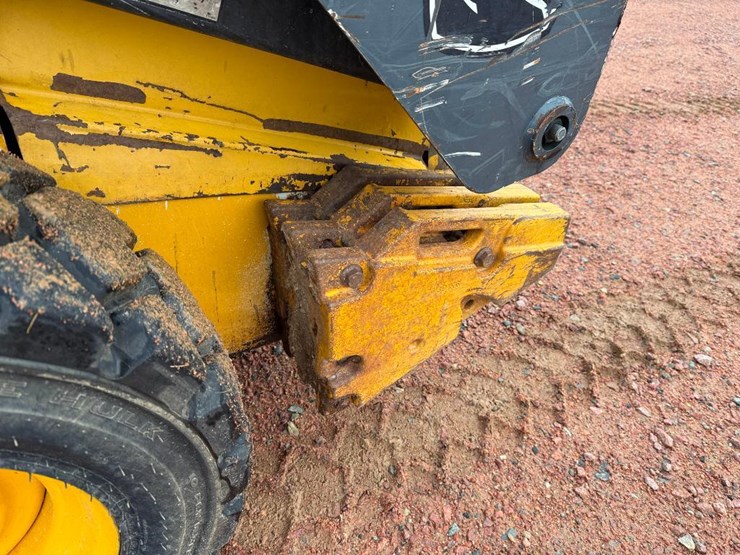 2010-deere-320d-image-11