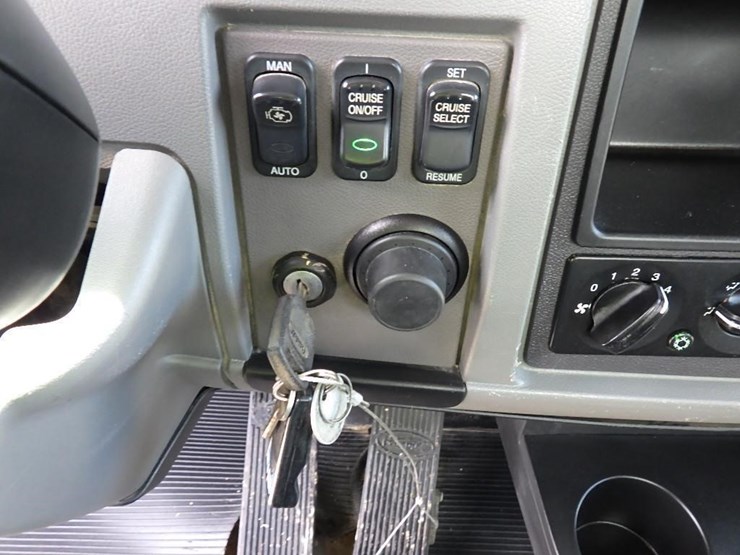2016-peterbilt-pb337-s/a-fuel-&-lube-truck-image-47