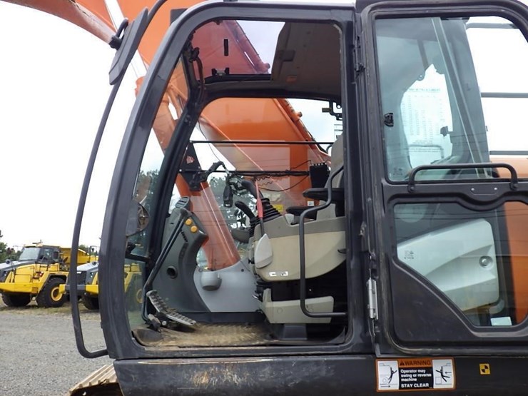 2015-hitachi-zx350lc-6n-image-31