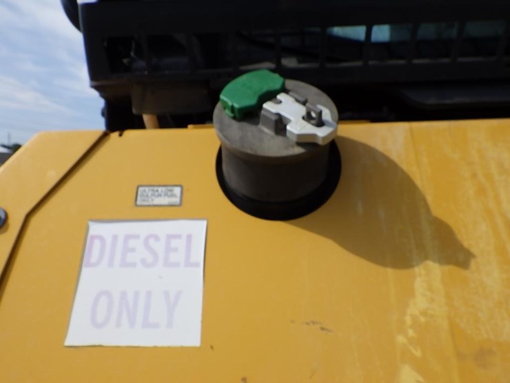 2021-deere-450k-lgp-image-37