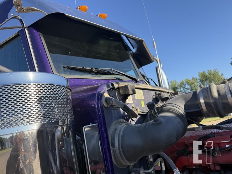 2021-peterbilt-389-image-35
