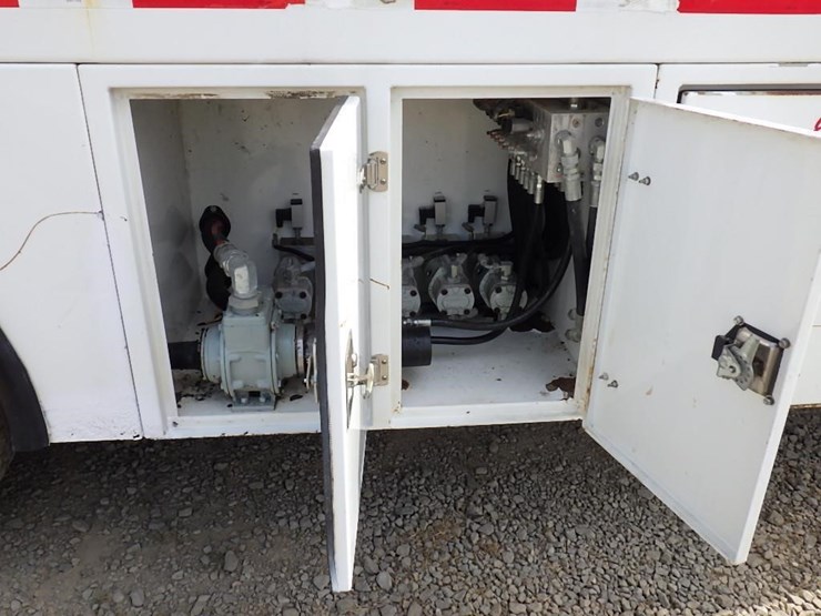 2016-peterbilt-pb337-s/a-fuel-&-lube-truck-image-18