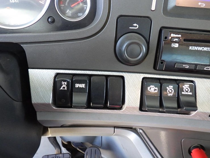 2017-kenworth-t880-image-26