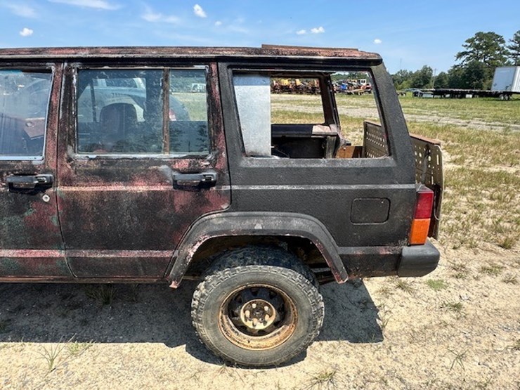#22910-•-1984-jeep-image-11