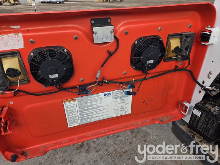 2022-bobcat-t770-image-33