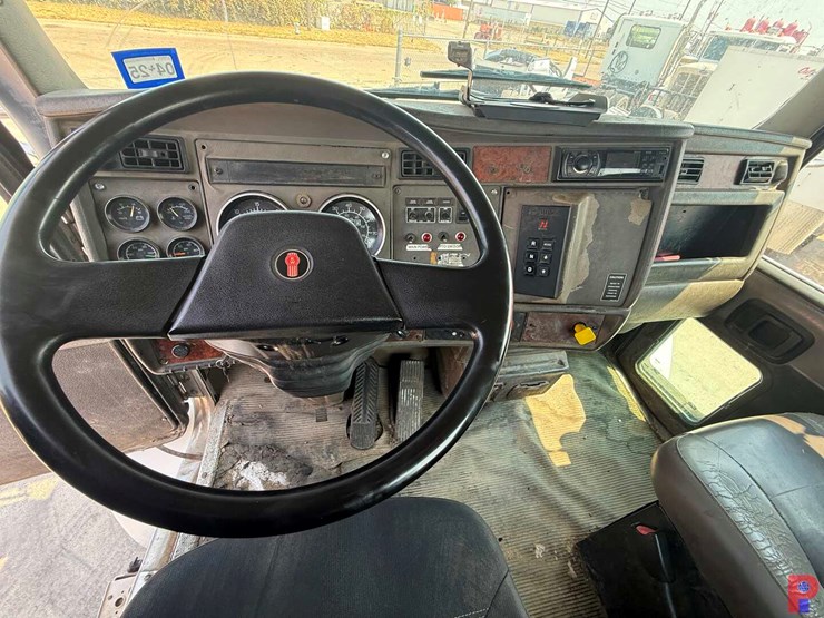2005-kenworth-t300-image-15