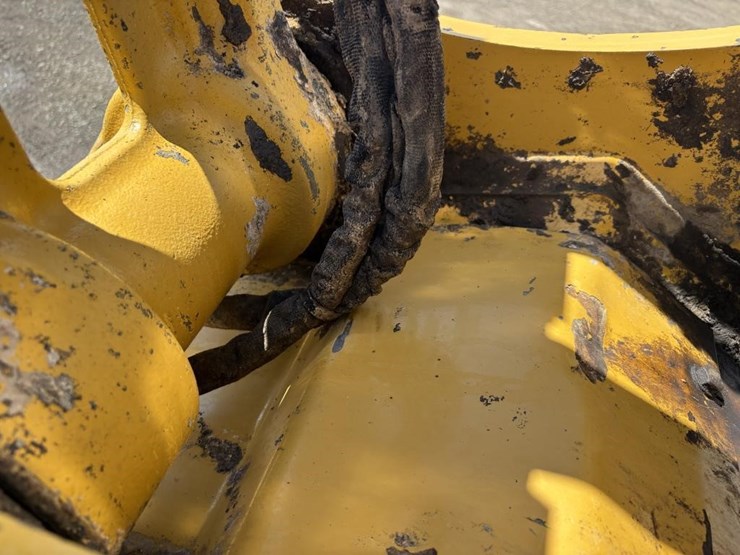 2020-caterpillar-320-image-12