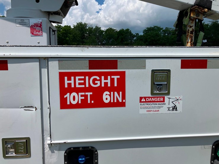 2013-f-550-bucket-truck-image-11