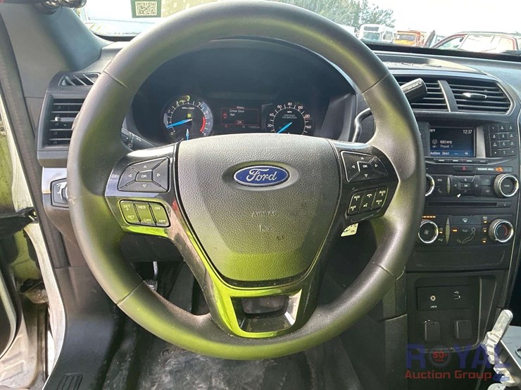 2018-ford-explorer-image-16