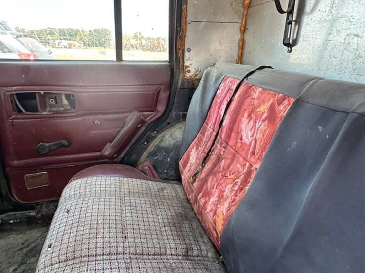 #22910-•-1984-jeep-image-25