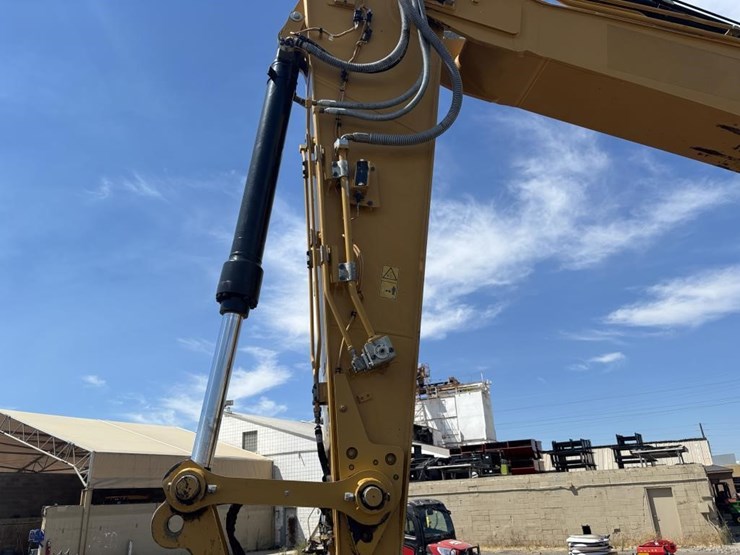 2020-caterpillar-320-image-16