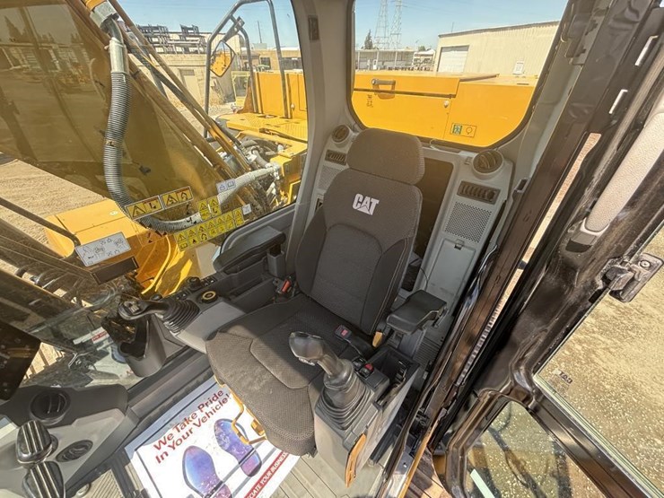 2020-caterpillar-320-image-26