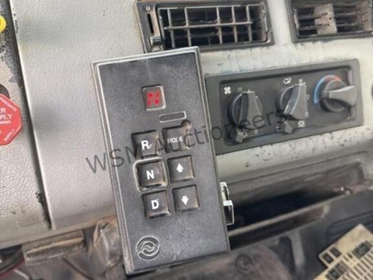 2003-freightliner-fl70-image-30