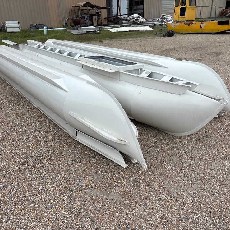 #23062 • LOT OF TRI PONTOONS