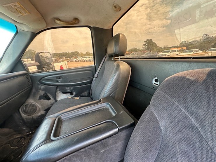 2005-gmc-2500-image-28