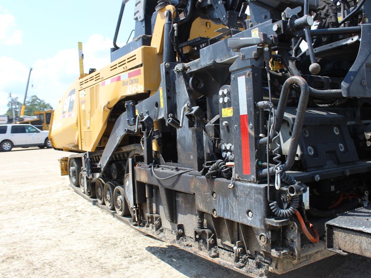 2017-caterpillar-ap-1055f-image-11