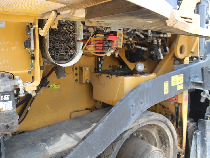 2017-caterpillar-ap-1055f-image-47