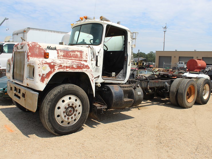1979-mack-r685st-image-1