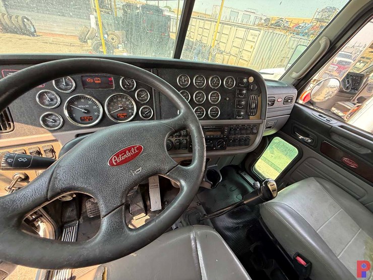 2013-peterbilt-367-image-11