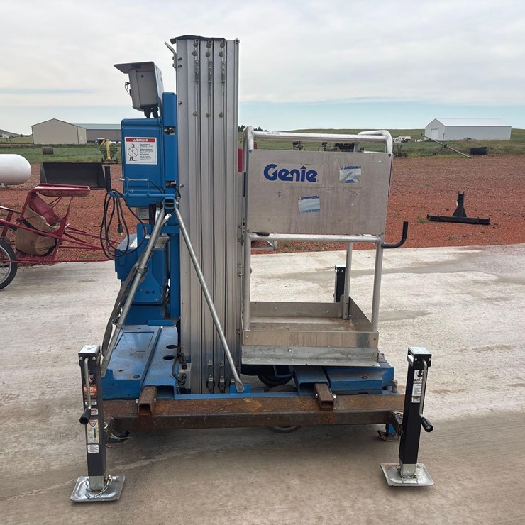 2000 Genie Lift