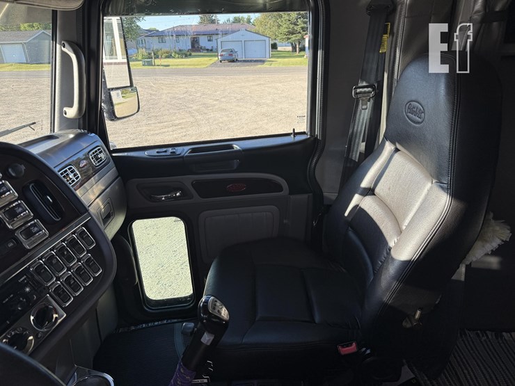 2021-peterbilt-389-image-21