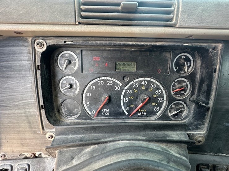 #22942-•-2005-freightliner-image-59