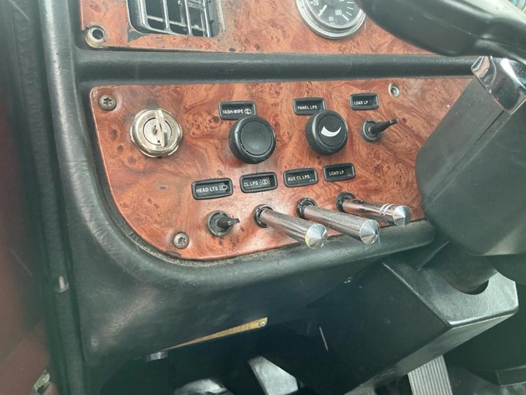 #502-•-2004-peterbilt-truck-image-47