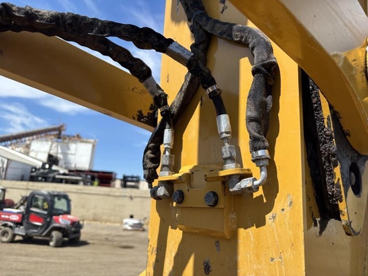 2020-caterpillar-320-image-13