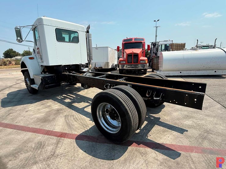 2005-kenworth-t300-image-6