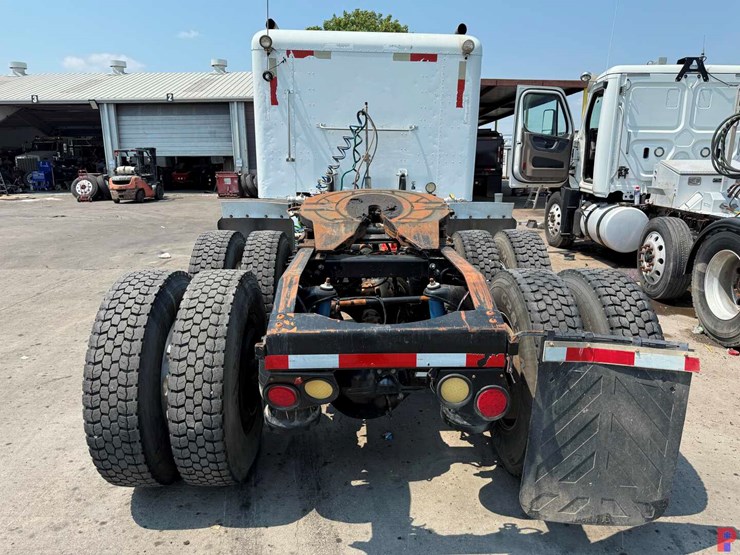 2013-peterbilt-367-image-3