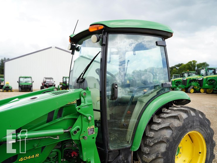 john-deere-4044r-image-10