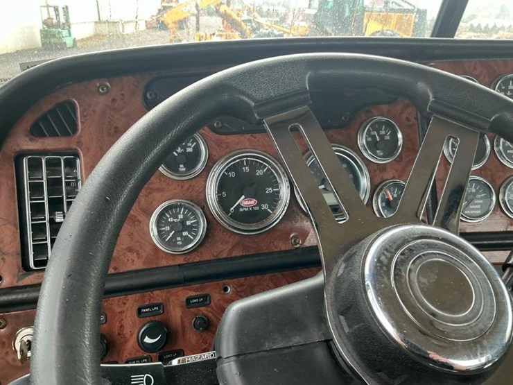 #502-•-2004-peterbilt-truck-image-48