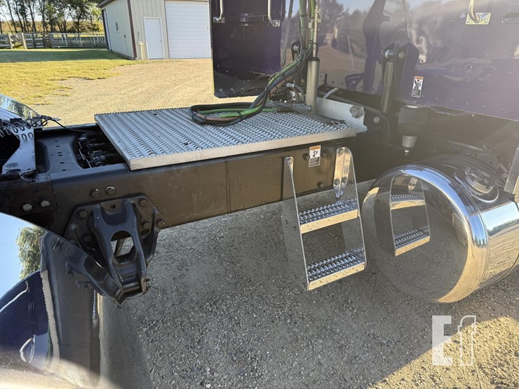 2021-peterbilt-389-image-45