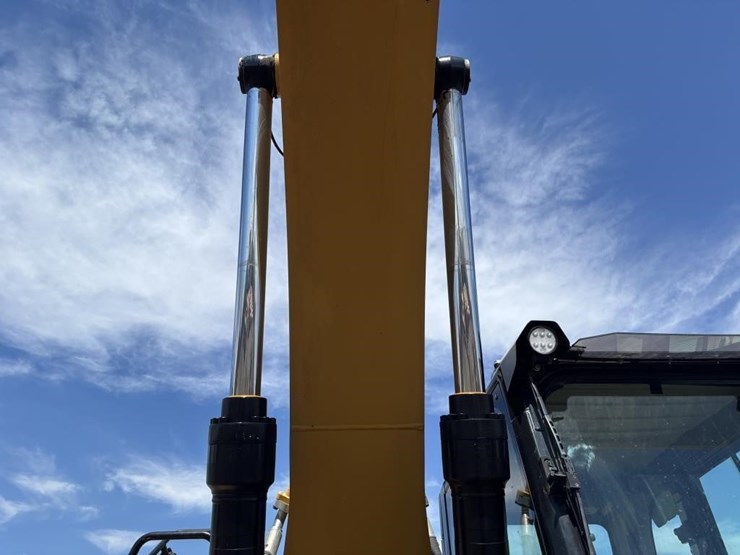2020-caterpillar-320-image-19