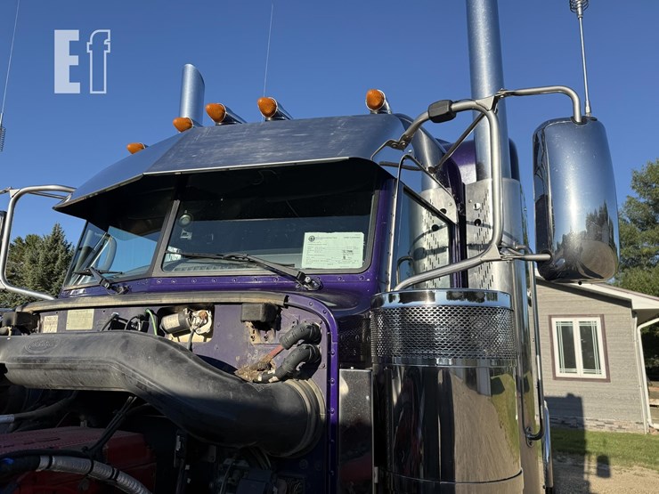 2021-peterbilt-389-image-33