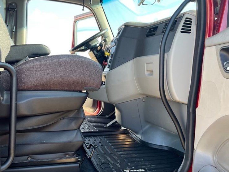 2018-peterbilt-truck-(dr12147)-image-11