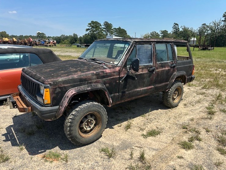 #22910-•-1984-jeep-image-1