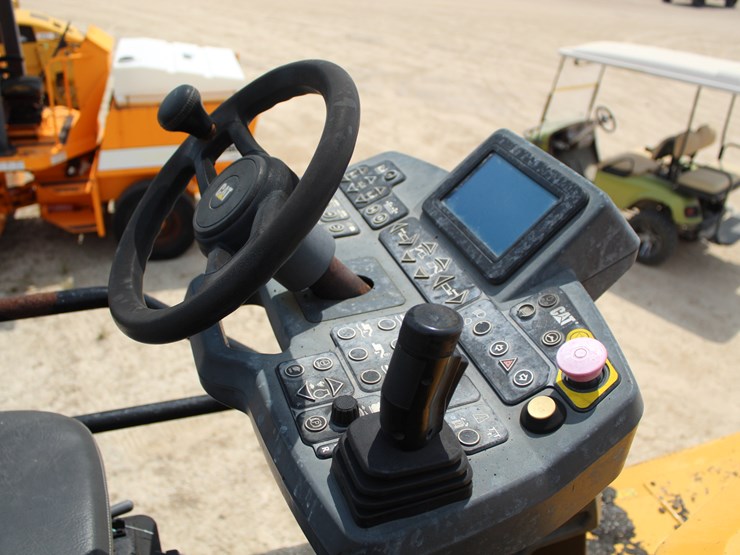 2017-caterpillar-ap-1055f-image-38