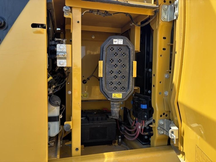 2020-caterpillar-320-image-40